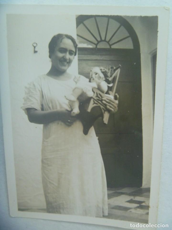Fotograf&iacute;a antigua: FOTO DE SE&Ntilde;ORITA CON FIGURA DE NI&Ntilde;O JESUS EN TRONO, PRINCIPIOS DE SIGLO