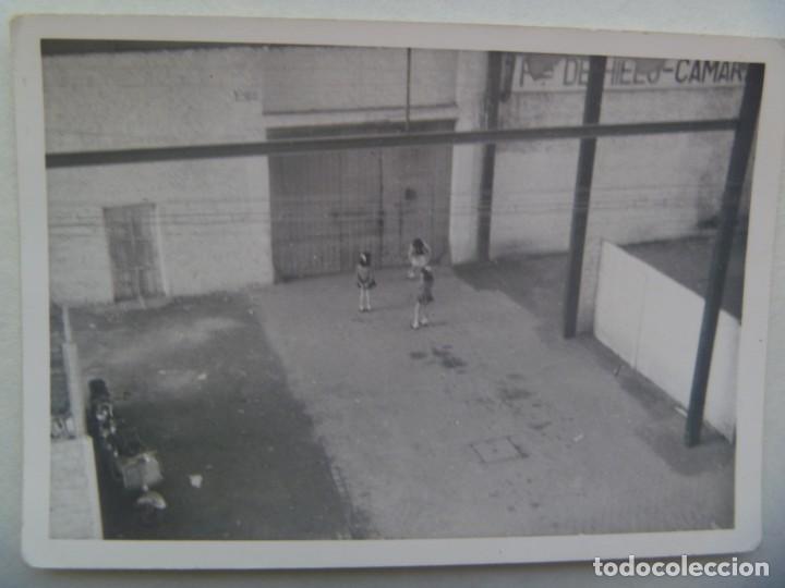 Fotograf&iacute;a antigua: FOTO DE NI&Ntilde;AS  JUGANDO EN UN SOLAR, MOTO VESPA APARCADA, 1964