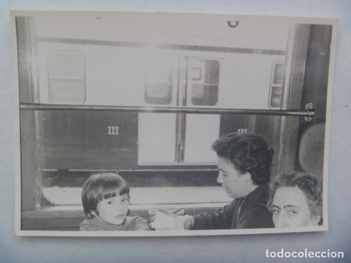Alte Fotografie: FOTO DE MUJER Y NI&Ntilde;A EN EL COMPARTIMENTO DE UN TREN , POR LA VENTANA SE VE OTRO TREN