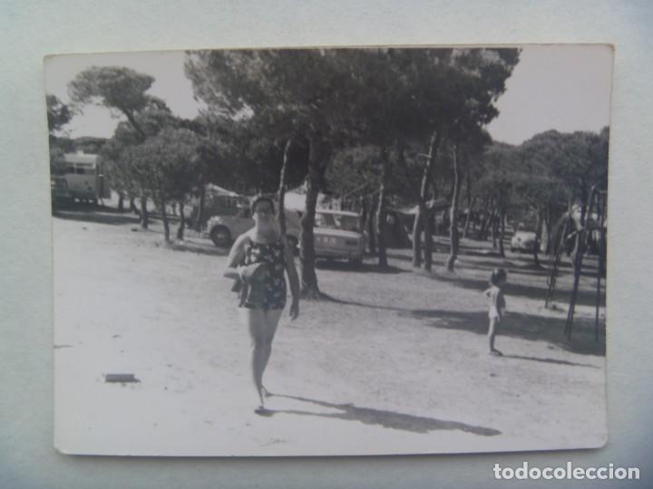 Fotograf&iacute;a antigua: FOTO DE MUJER Y NI&Ntilde;O EN BA&Ntilde;ADOR EN UN PINAR, COCHES DE EPOCA APARCADOS,  SEAT 600, ETC