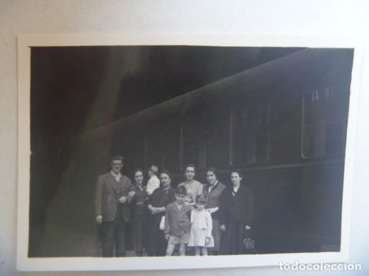 Fotograf&iacute;a antigua: FOTO DE UNA ESTACION DE FERROCARRIL : FAMILIA Y VAGON DE TREN