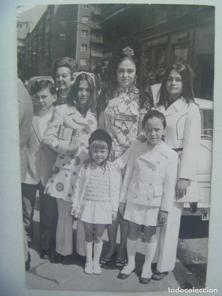 Fotograf&iacute;a antigua: FOTO DE NI&Ntilde;AS BIEN VESTIDAS, UNA CON PEINETA Y MANTILLA, JUNTO A SEAT 600. DE MARQUEZ ... 12 X 18 CM