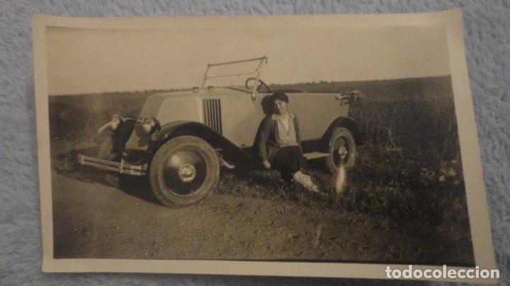 Fotograf&iacute;a antigua: ANTIGUA FOTOGRAFIA.CHICA JUNTO A COCHE ESTILO ART DECO SIN IDENTIFICAR A&Ntilde;OS 30?