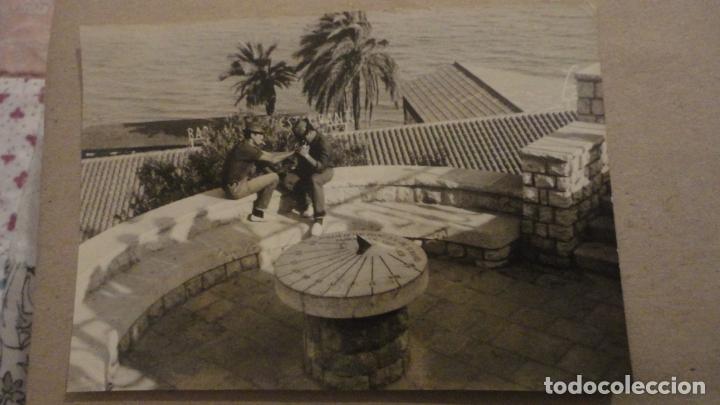 Fotograf&iacute;a antigua: ANTIGUA FOTOGRAFIA.CHICOS FUMANDO JUNTO A RELOJ DE SOL.TARRAGONA 1962