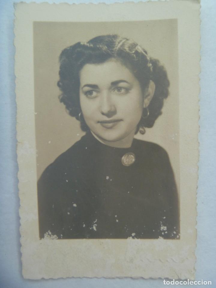 Alte Fotografie: RETRATO DE SE&Ntilde;ORITA CON BROCHE, 1954 . DE BARAS , UBEDA ( JAEN )
