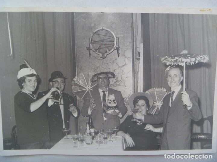 Antique Photography: FOTO DE SE&Ntilde;ORES EN UNA FIESTA, DISFRAZADOS. DE BARRERA, SEVILLA ......... 11,5 X 18 CM