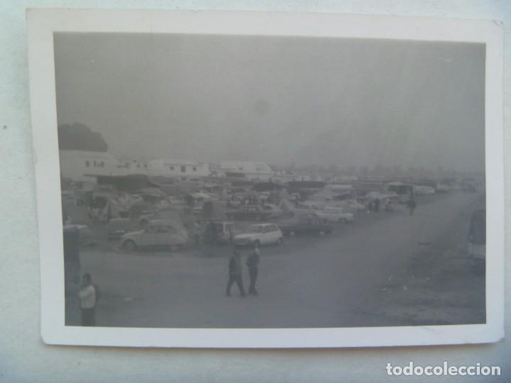 Fotograf&iacute;a antigua: FOTO DE APARCAMIENTO EN DIA DE NIEBLA. COCHES DE EPOCA: CITROEN DOS CABALLOS, ETC