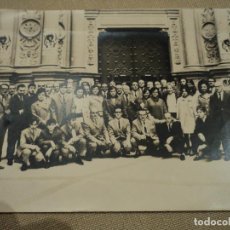 Fotografía antigua: ANTIGUA FOTO EN EL MONESTIR DE MONTSERRAT AGACHADO J. M. PI SUÑER 24 X 18