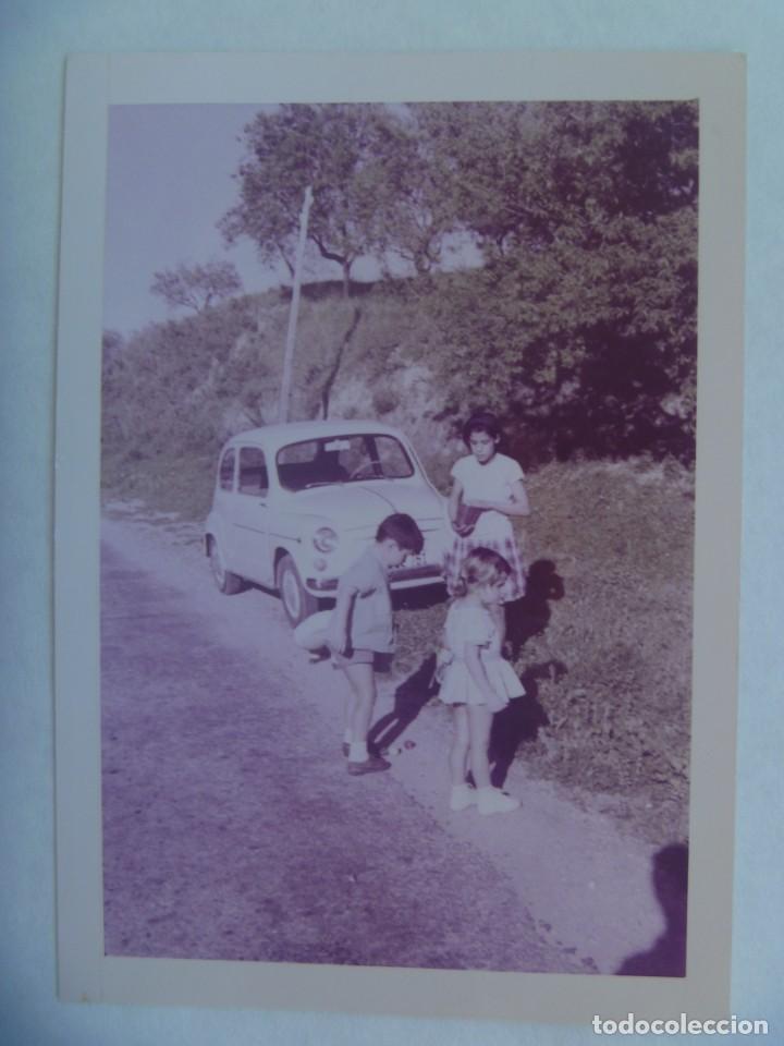Fotograf&iacute;a antigua: FOTO DE NI&Ntilde;OS Y UN COCHE SEAT 600