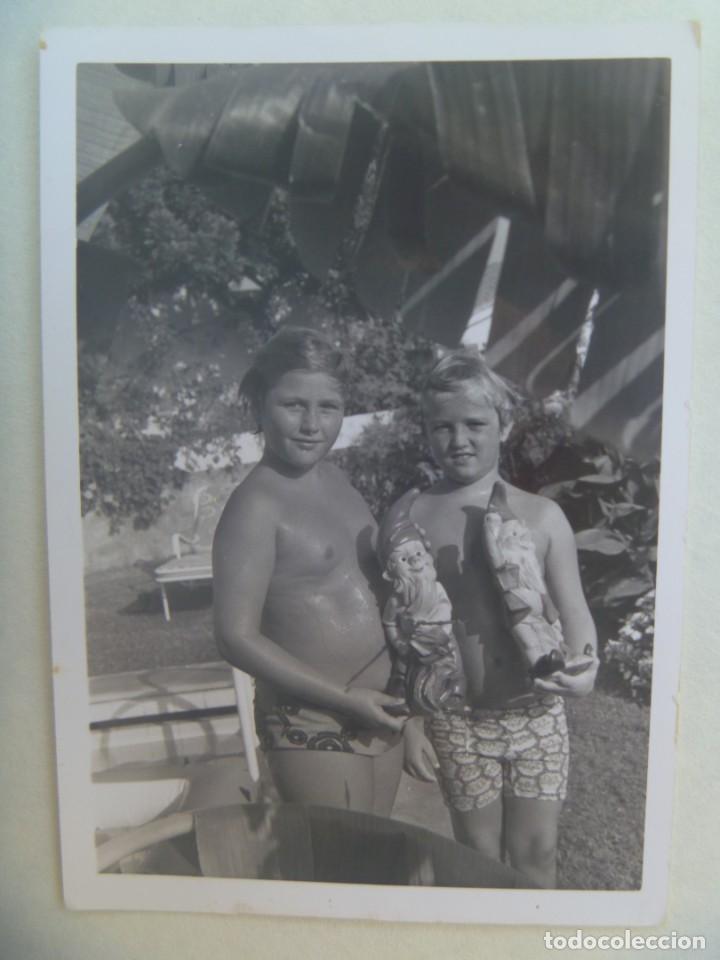 Photographie ancienne: FOTO DE NI&Ntilde;OS EN BA&Ntilde;ADOR CON ENANITOS DE JARDIN