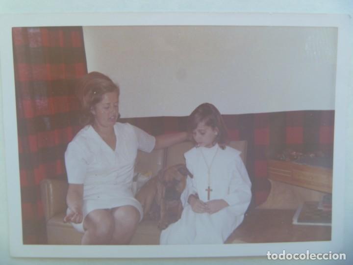 Fotografia antiga: FOTO DE MADRE Y NI&Ntilde;A VESTIDA DE PRIMERA COMUNION CON PERRO, 1969