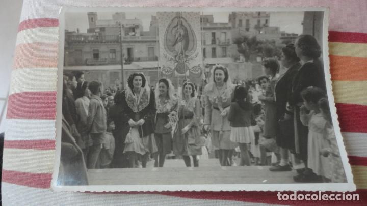Fotograf&iacute;a antigua: ANTIGUA FOTOGRAFIA.CHICAS PROCESION RELIGIOSA.ESTANDARTE.FOTO ALVAREZ.BARCELONA.SANS.A&Ntilde;OS 50?