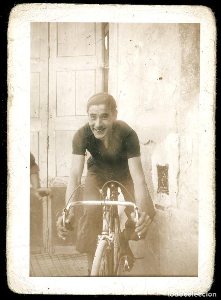 Fotografia antiga: ANTIGUA FOTOGRAFIA - HOMBRE CON BICICLETA EN UN CAMINO - A&Ntilde;OS 40 - 9 X 6,5 CM APROX - TC-16