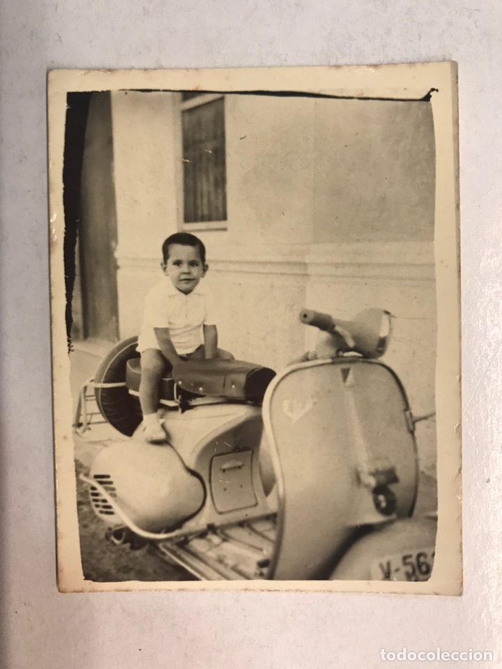 Fotograf&iacute;a antigua: NI&Ntilde;OS CON VESPA, fotograf&iacute;a Original. Medidas: 9 x 7 cm., (h.1960?)