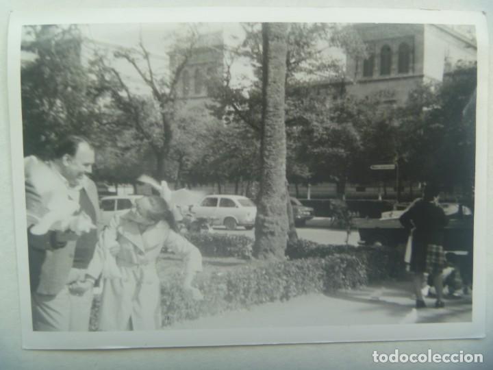 Fotograf&iacute;a antigua: FOTO DE PADRE CON NI&Ntilde;A EN LA PLAZA DE LAS PALOMAS DE SEVILLA, COCHES SEAT DE EPOCA APARCADOS