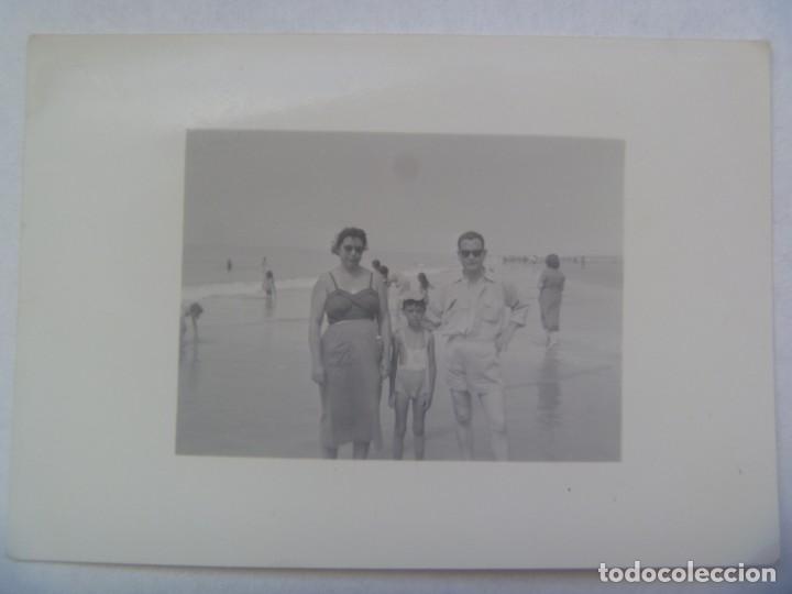 Fotografia antica: FOTO DE FAMILIA EN LA PLAYA , NI&Ntilde;O EN BA&Ntilde;ADOR DE TIRANTAS
