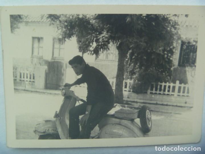 Fotograf&iacute;a antigua: FOTO DE HOMBRE EN UNA MOTO VESPA MATRICULA DE CADIZ