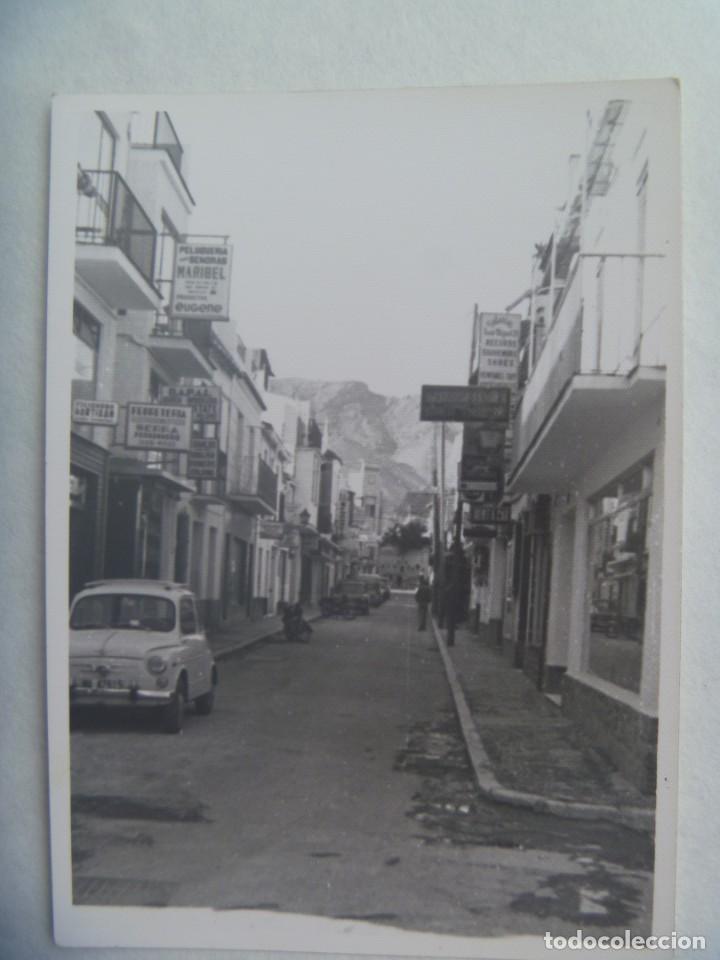 Fotograf&iacute;a antigua: FOTO DE UN CALLE DE PUEBLO CON SEAT 600 MATRICULA DE MALAGA APARCADO