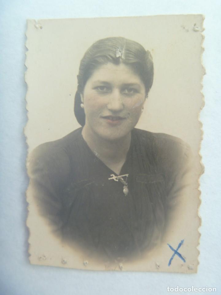 Fotograf&iacute;a antigua: PEQUE&Ntilde;O RETRATO DE SE&Ntilde;ORITA CON BROCHE DEL CORAZON DE JESUS. COLOREADA. A&Ntilde;OS 40