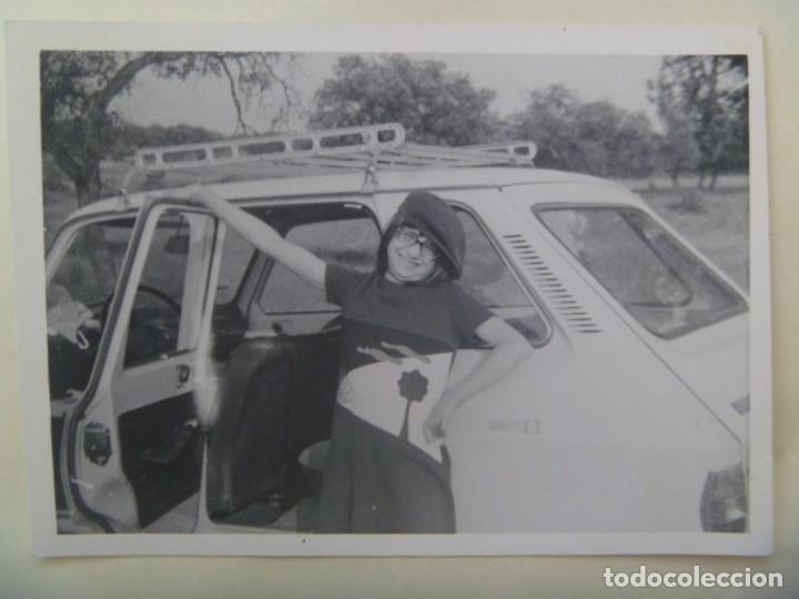 Fotografia antica: FOTO DE NI&Ntilde;OS CON GORRA Y COCHE RENAULT 6