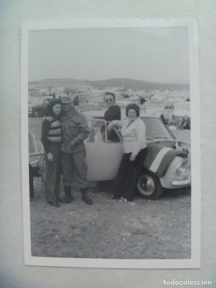 Fotograf&iacute;a antigua: FOTO DE MILITAR CON FAMILIA, COCHE DE EPOCA SEAT 600