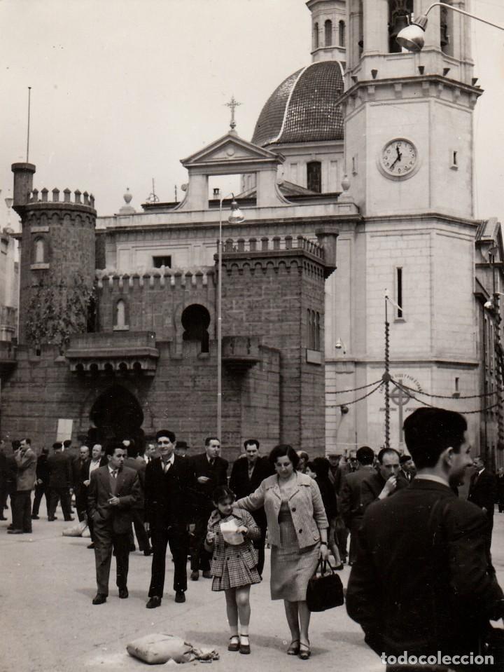 Fotograf&iacute;a antigua: Bonita fotograf&iacute;a Iglesia Santa Mar&iacute;a y Castillo fiestas de Moros y Cristianos, Alcoy 60s sb
