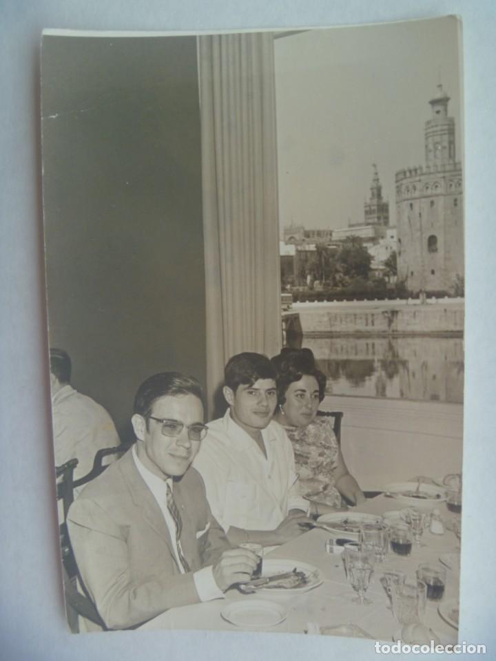 Fotografia antiga: FOTO GENTE EN CONVITE FRENTE TORRE DEL ORO, SEGURAMENTE EN RIO GRANDE. DE MALLEN, SEVILLA. 12 X 18 C