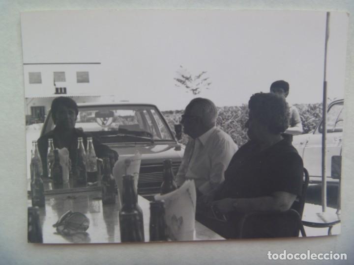 Fotograf&iacute;a antigua: FOTO DE FAMILIA EN EL VELADOR DE UN BAR, BOTELLINES DE CERVEZA CRUZCAMPO Y COCHE DE EPOCA