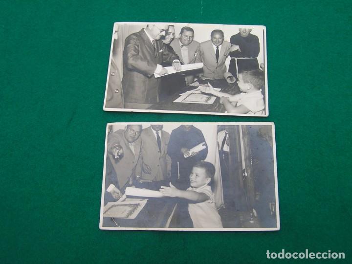 Antique Photography: Dos fotos de ni&ntilde;o recogiendo un diploma escolar. A&ntilde;o 1963.