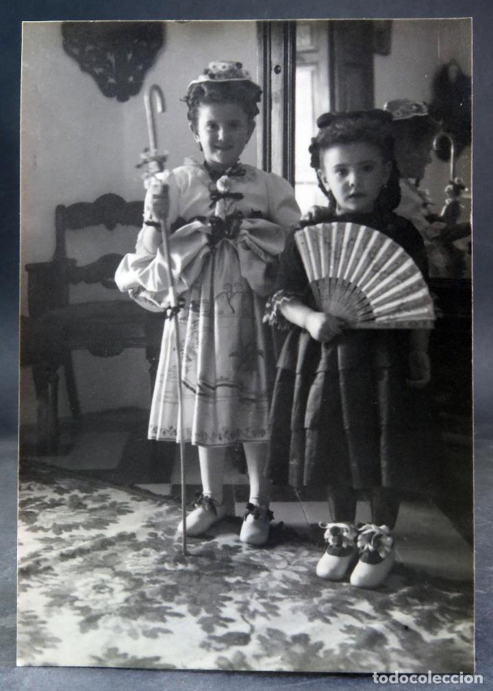 Fotograf&iacute;a antigua: Fotograf&iacute;a ni&ntilde;as disfraz pastora Sig&uuml;enza posando en interior casa a&ntilde;os 40