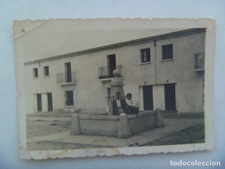 Photographie ancienne: FOTO DE HOMBRES METIDOS EN UN PILON. LOCALIDAD DESCONOCIDA, CREO QUE UN PUEBLO DE BADAJOZ