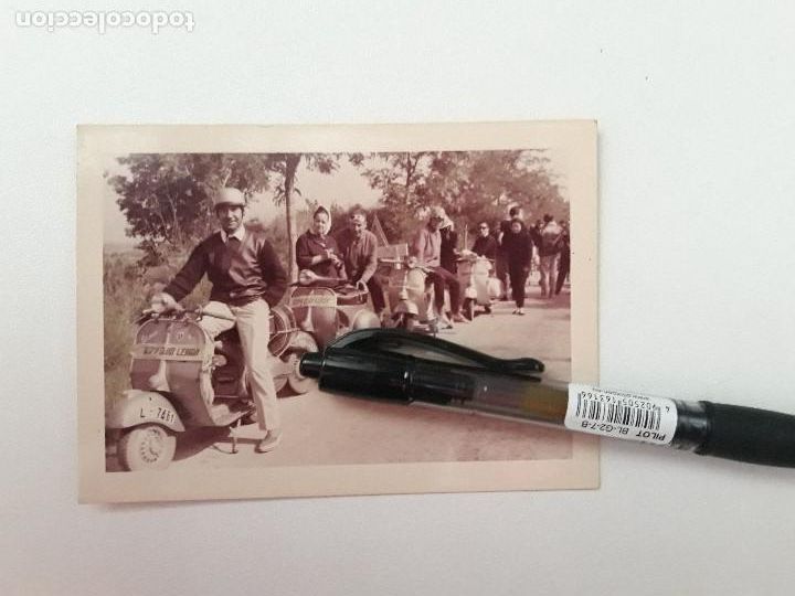 Fotograf&iacute;a antigua: Foto. Vespa Club Lerida. Excursion en Vespa. Al dorso. Comercial IBCE, Mayor 76. A&ntilde;os 50/60.