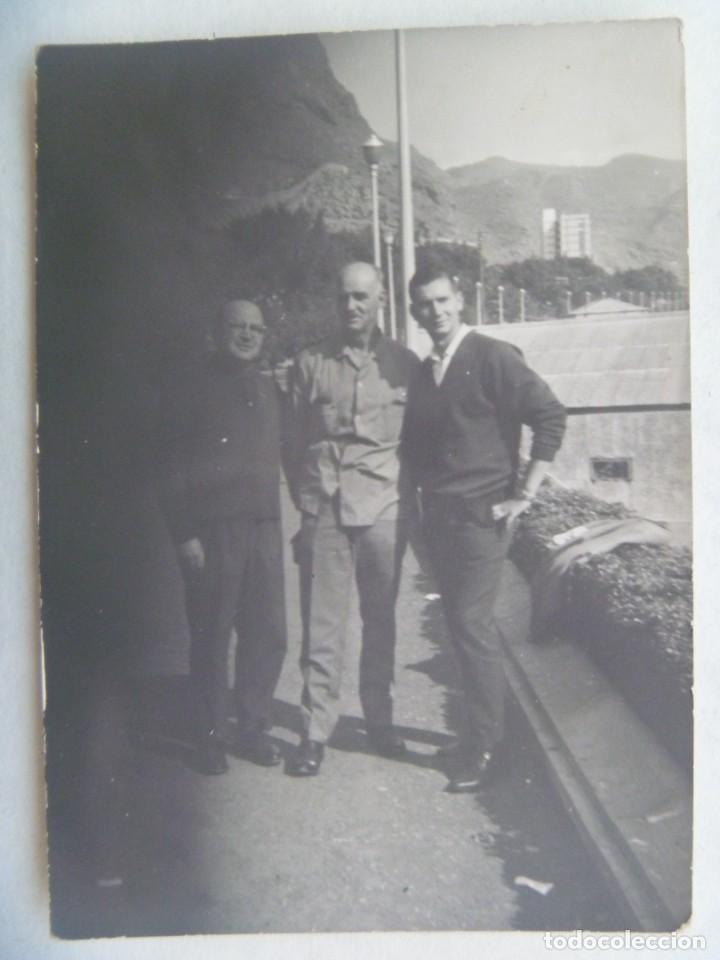 Photographie ancienne: FOTO DE SE&Ntilde;ORES POSANDO, DETRAS PONE QUE ES SANTA CRUZ DE TENERIFE