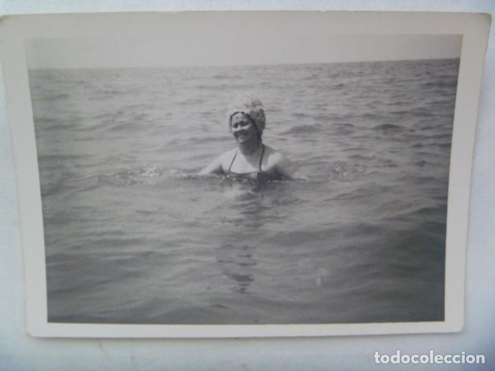 Fotografia antiga: FOTO DE SE&Ntilde;ORA BA&Ntilde;ANDOSE EN EL MAR , CON BORRITO DE BA&Ntilde;O