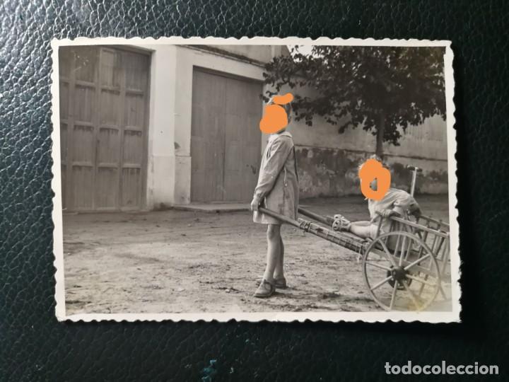 Fotografia antica: Fotograf&iacute;a antigua. Ni&ntilde;os con el carro. juguete. foto a&ntilde;os 50.