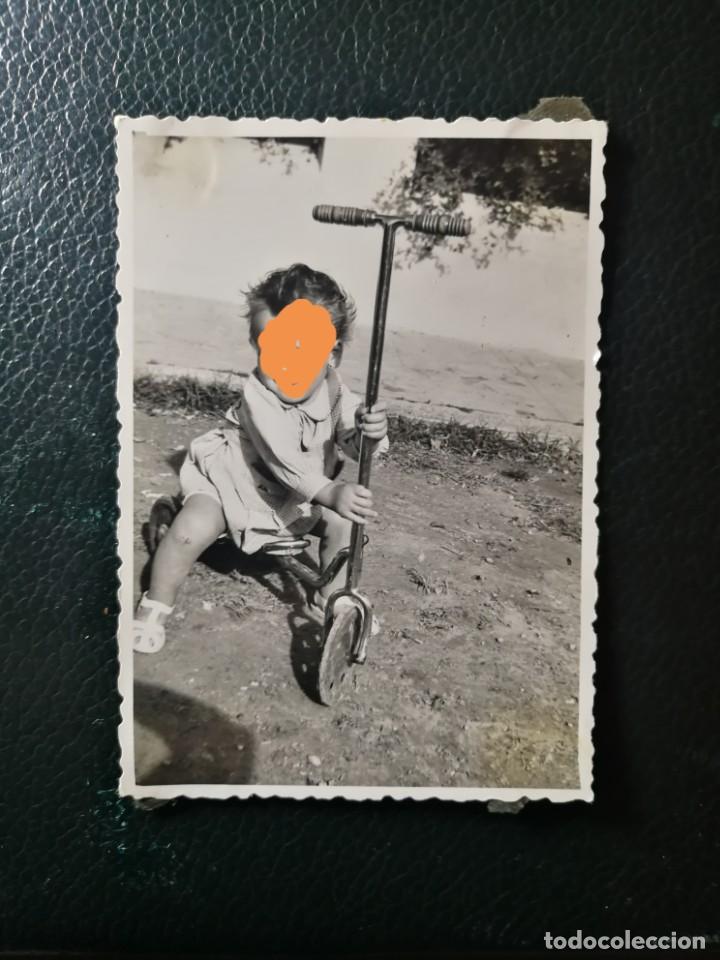 Antique Photography: Fotograf&iacute;a antigua. Ni&ntilde;o con el pat&iacute;n. juguete. foto a&ntilde;os 50.