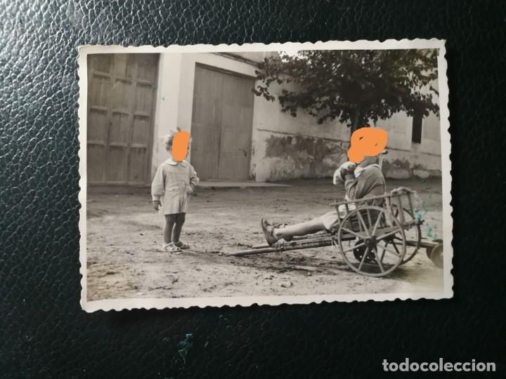 Fotografia antica: Fotograf&iacute;a antigua. Ni&ntilde;os con el carro. juguete. foto a&ntilde;os 50.