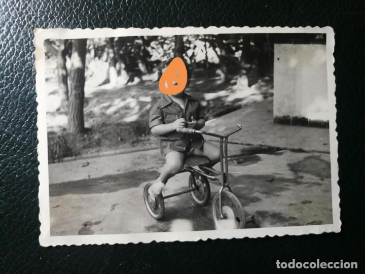 Fotografia antica: Fotograf&iacute;a antigua. Ni&ntilde;o con el triciclo. juguete. foto a&ntilde;os 50.