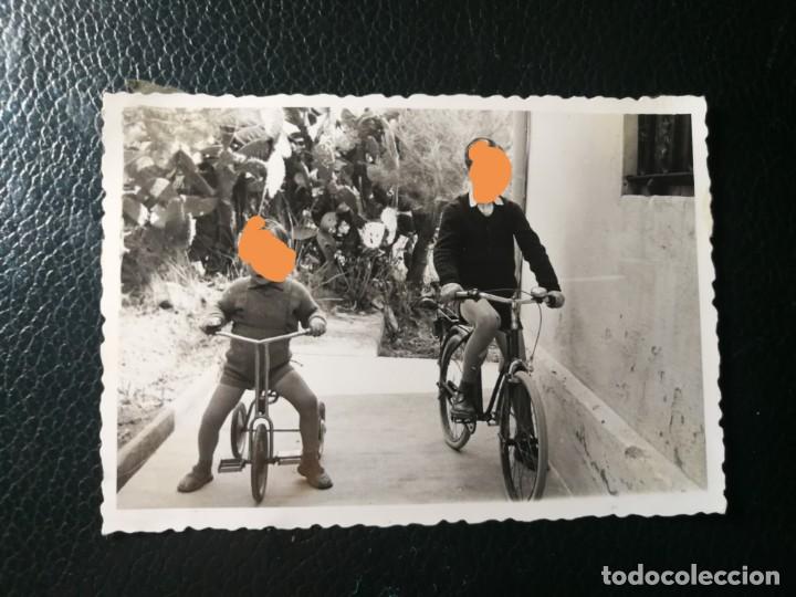 Fotografia antiga: Fotograf&iacute;a antigua. Ni&ntilde;o con el triciclo. juguete. foto a&ntilde;os 50.