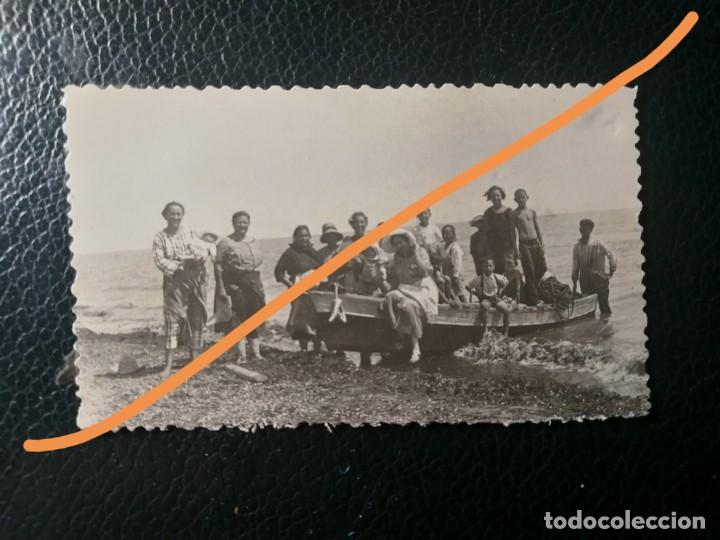 Fotografia antica: Fotograf&iacute;a antigua. playa de Valencia. Grupo, Pescador. barca.