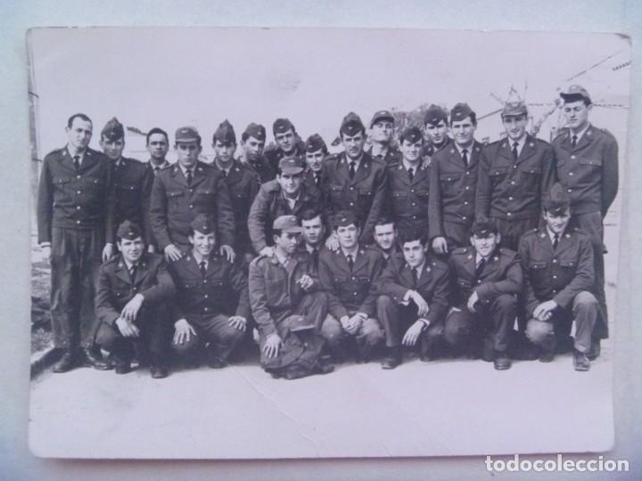 Fotograf&iacute;a antigua: EJERCITO DEL AIRE : FOTO DE  MILITARES DE AVIACION POSANDO. A&Ntilde;OS 60 - 70