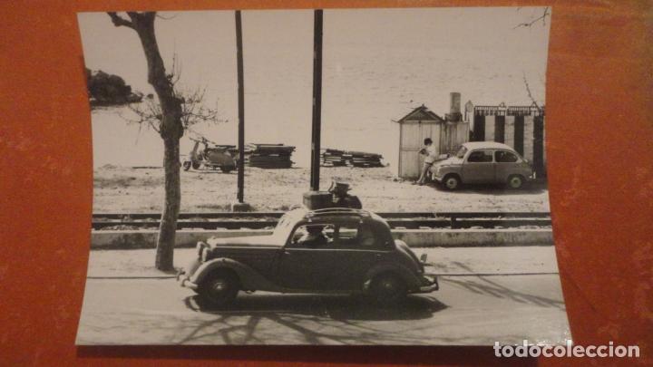 Fotograf&iacute;a antigua: ANTIGUA FOTOGRAFIA.COCHES Y VESPA JUNTO A LA COSTA.CATALU&Ntilde;A A&Ntilde;OS 60
