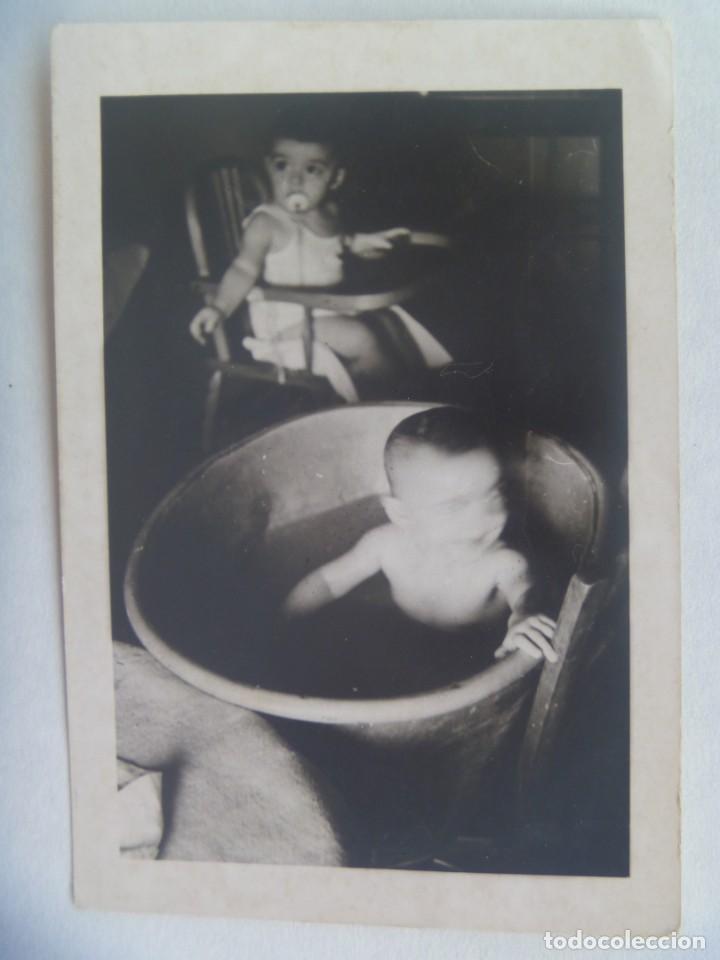 Alte Fotografie: FOTO DE NI&Ntilde;O PEQUE&Ntilde;O SENTADO EN SU TRONA Y BEBE BA&Ntilde;ANDOSE EN UN BARRE&Ntilde;O, 1964