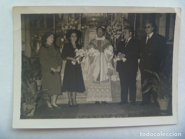 Fotograf&iacute;a antigua: FOTO DE BODA: NOVIOS ( NOVIA DE LUTO ) , SACERDOTE Y PADRINOS