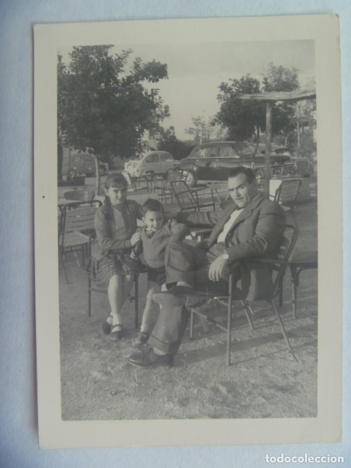 Fotograf&iacute;a antigua: FOTO DE PADRE CON NI&Ntilde;OS EN EL VELADOR DE UN BAR, AL FONDO COCHES DE EPOCA, SEAT 600 , ETC