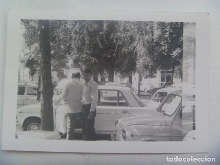 Fotograf&iacute;a antigua: FOTO DE JOVEN Y COCHES DE EPOCA, SEAT 600 , ETC