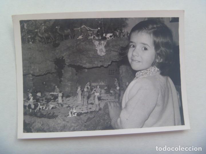 Fotografia antiga: FOTO DE NI&Ntilde;A JUNTO A UN PORTAL DE BELEN