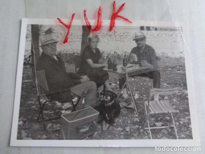Fotograf&iacute;a antigua: FOTOGRAFIA DE DOMINGUEROS - A&Ntilde;OS 60 CON CERVEZAS EL AGUILA Y MALETA DE COCA COLA