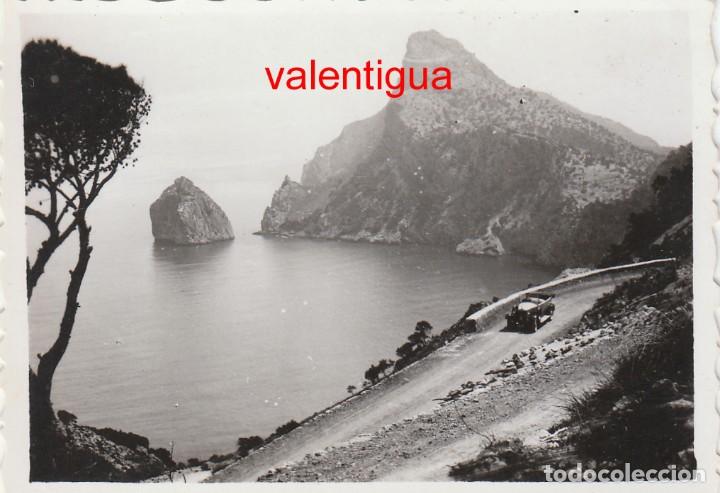 Alte Fotografie: Curiosa foto Cabo Formentor vista de la carretera con antiguo coche de &eacute;poca y su chofer A&ntilde;os 20 md