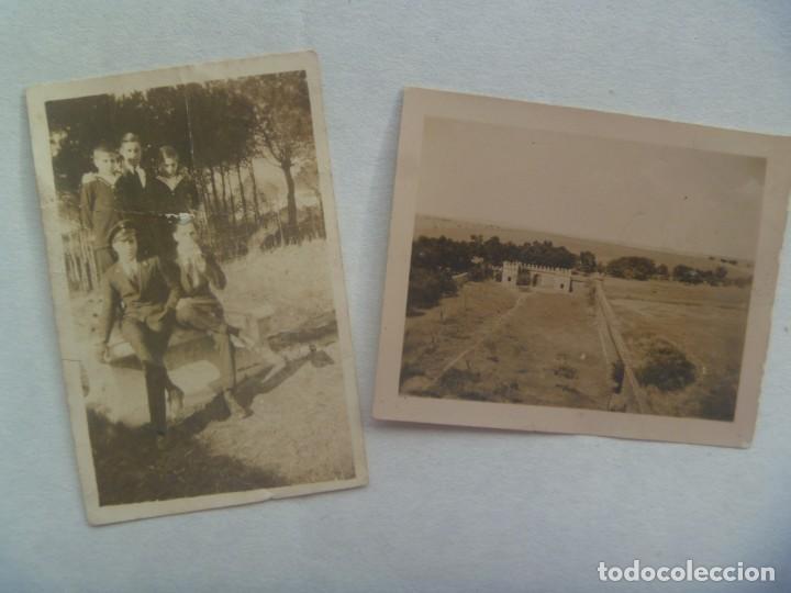 Fotografia antica: LOTE DE 2 PEQUE&Ntilde;AS FOTOS DE CORTIJO Y MARINO CON NI&Ntilde;OS VESTIDOS DE MARINERO, PRINCIPIOS SIGLO